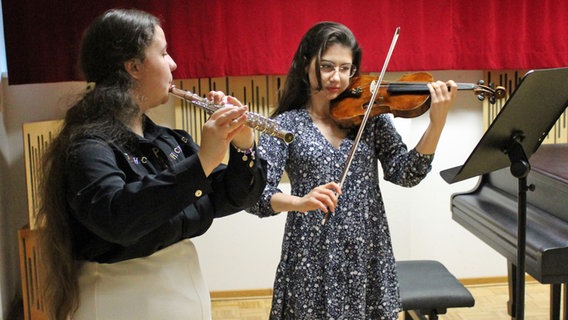 Flötistin Anastasiia Pelts (l.) und Geigerin Kateryna Boskina. © NDR.de Foto: Felix Tenbaum