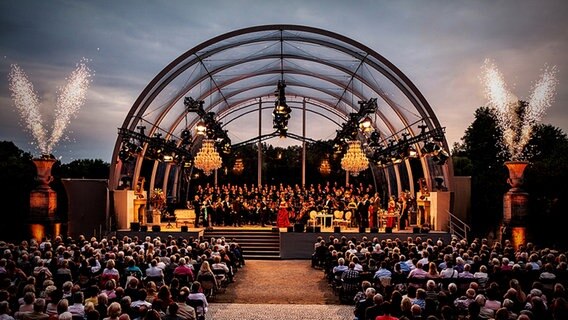 Während einer Aufführung von "La Traviata" in Hannover kommen Pyro-Effekte aus zwei Säulen neben der Bühne. © NDR Foto: Michael Uphoff