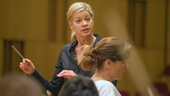 Keri-Lynn Wilson und Marina Rebeka bei der ersten Tutti-Probe für "La Traviata" © NDR Foto: Michael Uphoff