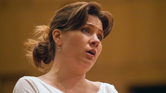 Marina Rebeka bei der ersten Tutti-Probe für "La Traviata" © NDR Foto: Michael Uphoff