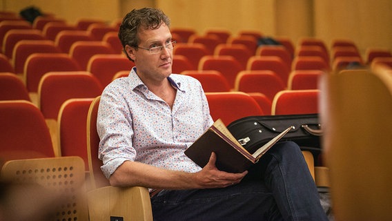 Martin-Jan Nijhof bei der ersten Tutti-Probe für "La Traviata" © NDR Foto: Michael Uphoff