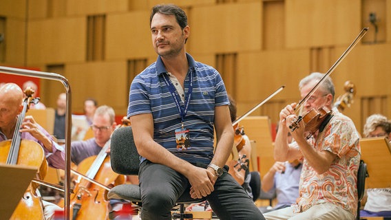 Francesco Demuro bei der ersten Tutti-Probe für "La Traviata" © NDR Foto: Michael Uphoff