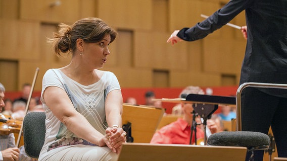 Marina Rebeka bei der ersten Tutti-Probe für "La Traviata" © NDR Foto: Michael Uphoff