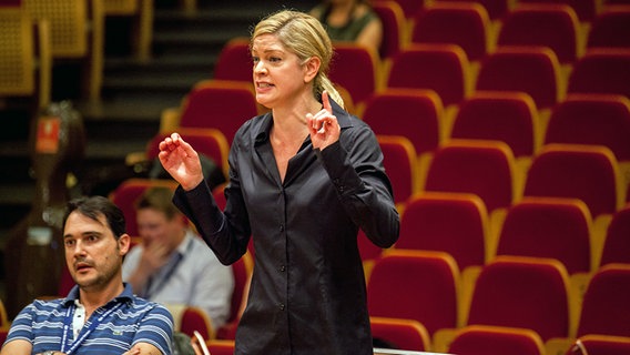 Keri-Lynn Wilson und Francesco Demuro bei der ersten Tutti-Probe für "La Traviata" © NDR Foto: Michael Uphoff