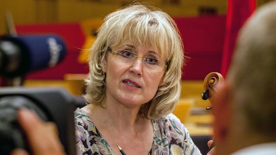 Die Konzertmeisterin Kathrin Rabus mit Fernsehteam © NDR Foto: Michael Uphoff
