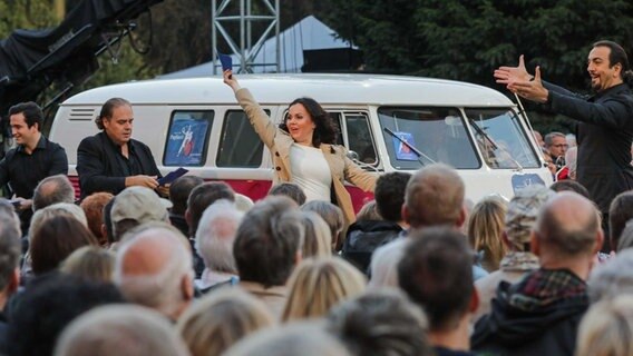 Sopranistin Aleksandra Kurzak, Tenor Marco Berti (2. v. li.) und Bariton Claudio Sgura beim NDR Klassik Open Air 2019 in Hannover © NDR Foto: Axel Herzig