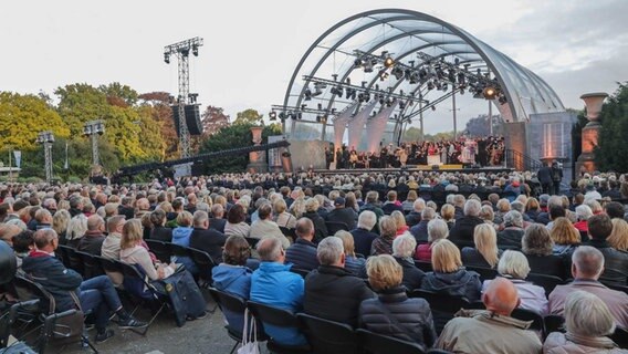 Publikum vor der Bühne des NDR Klassik Open Air 2019 in Hannover © NDR Foto: Axel Herzig