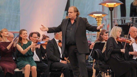 Tenor Marco Berti auf der Bühne des NDR Klassik Open Air 2019 in Hannover © NDR Foto: Axel Herzig