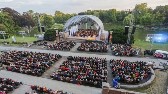 Publikum vor der Bühne des NDR Klassik Open Air 2019 in Hannover © NDR Foto: Axel Herzig