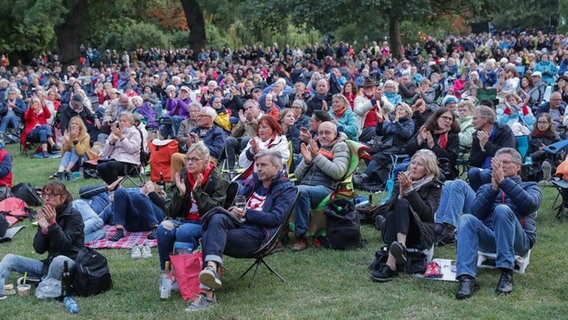 Publikum im Maschpark in Hannover beim NDR Klassik Open Air 2019 © NDR Foto: Axel Herzig