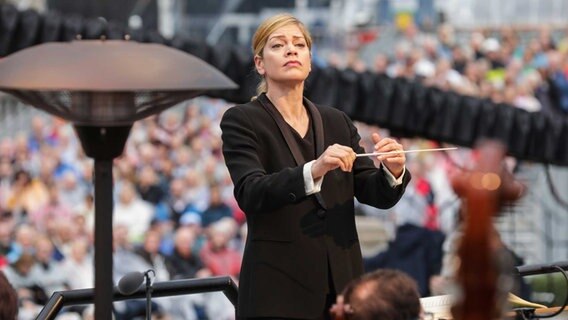 Dirigentin Keri-Lynn Wilson beim NDR Klassik Open Air 2019 in Hannover © NDR Foto: Axel Herzig