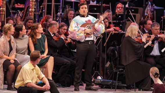 Tenor Xabier Anduaga beim NDR Klassik Open Air 2019 in Hannover © NDR Foto: Axel Herzig