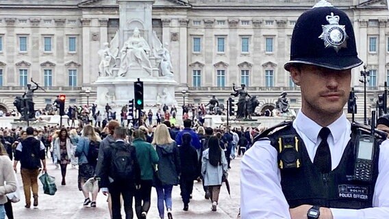 Polizist vor dem Buckingham Palast in London © NDR.de Foto: Philipp Schmid