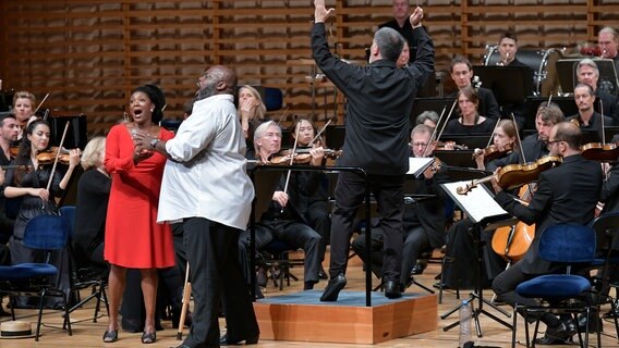 Sänger stehen vor einem Orchester © © Peter Fischli/Lucerne Festival Foto: Peter Fischli