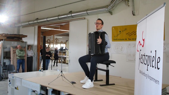 Martynas Levickis spielt beim Preisträger-Konzert der Festspiele MV. Martynas Levickis spielt beim Preisträger-Konzert der Festspiele MV. © NDR/ Axel Seitz
