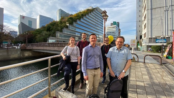 Mitglieder der NDR Radiophilharmonie stehen vor der Acros Symphony Hall in Fukuoka: Susanne Geuer (Klarinette), Carlos Campos Medina (Viola), Ivo Dudler (Horn), Fabrizio Scilla (Solo-Cello), Frank Wedekind (1. Violine) © NDR / Friederike Westerhaus Foto: Friederike Westerhaus