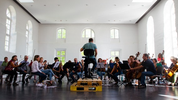 Mitglieder des Inselorchesters bei der Probe © Anna Schärmann/Rügener Inselorchester Foto: Anna Schärmann