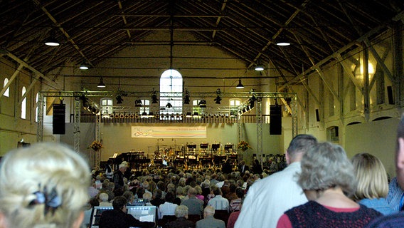 ...dafür kamen zahlreiche Besucher zum Jazzkonzert des SHMF in die umfunktionierte Reithalle. Das Haus war voll! © Nils Zurawski/NDR Foto: Nils Zurawski