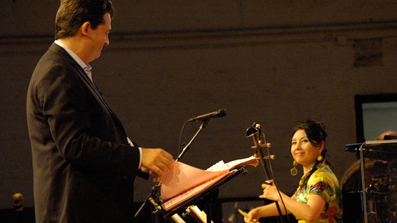 Der Star des Abends war die Chinesin Ma Xiaohui an einer Erhu - einem geigenähnlichen Instrument mit einer tausendjährigen Tradition. © Nils Zurawski/NDR Foto: Nils Zurawski