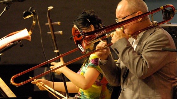 Landgrens zarte Posaune harmonierte perfekt mit den zerbrechlichen Klängen der Erhu. © Nils Zurawski/NDR Foto: Nils Zurawski