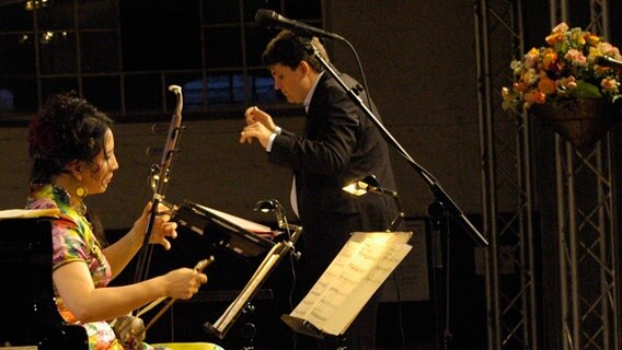 Konzentriert leitete Jörg Achim Keller die Bigband und ließ sich doch verzaubern von den Geigenklängen Ma Xiaohuis. © Nils Zurawski/NDR Foto: Nils Zurawski