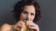 Die Saxophonistin Asya Fateyeva © Jewgeni Roppel Foto: Jewgeni Roppel