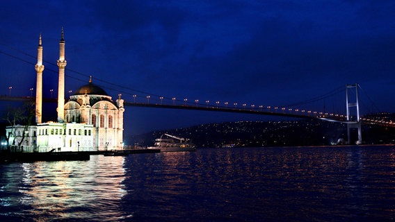 Istanbul bei Nacht: Blick auf die Bosporus-Brücke und Ortaköy Moschee. © dpa/picture alliance Foto: Felix Heyder