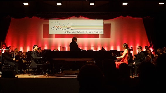 Der Pianist Lang Lang und seine Frau, die Pianistin Gina ALice Redlinger, sitzen sich an zwei Flügeln gegenüber. © Doreen Pelz 