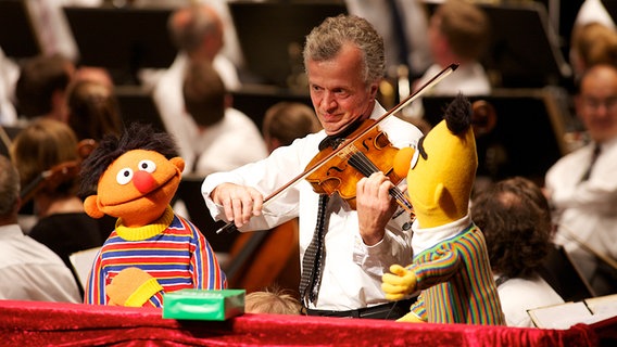 Ernie & Bert und ein Violinist beim Sesamstraßen-Konzert mit der NDR Radiophilharmonie beim SHMF © Axel Nickolaus Foto: Axel Nickolaus