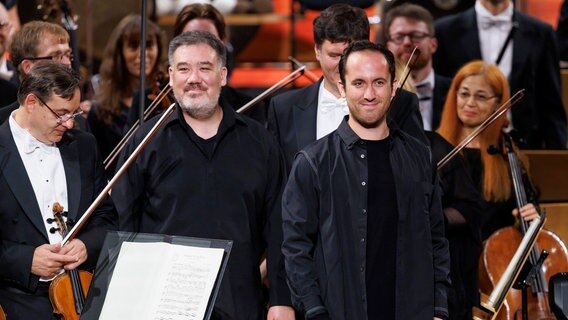 Alan Gilbert und Igor Levit beim Eröffnungs-Vorkonzert des Schleswig-Holstein Musik Festivals SHMF © Axel Heimken/dpa-Bildfunk Foto: Axel Heimken