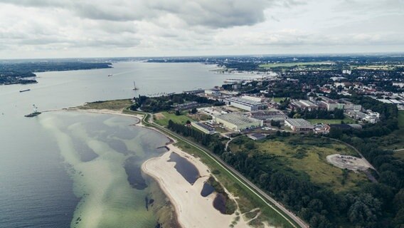 Das Kieler Gewerbegebiet an der Ostsee von oben mit vielen großen Hallen und Gebäuden. © Kieler Wirtschaftsförderung Foto: Kieler Wirtschaftsförderung