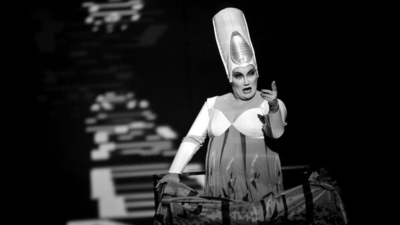 Gabriele Schnaut als Euphrat in einer Szene der Oper "Babylon" © picture alliance Foto: Frank Leonhardt