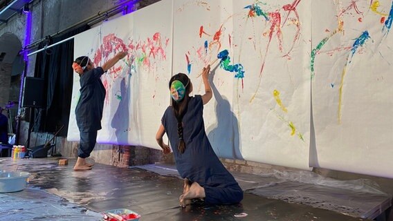 Die Malerinnen Yuka Shinozaki und Misaki Ouchi malen beim Projekt SoundColours auf großen Leinwänden. © Linda Ebener / NDR Foto: Linda Ebener