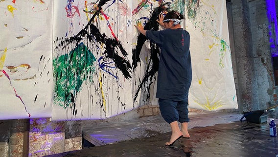 Die Malerin Yuka Shinozaki malt beim Projekt SoundColours in Lübeck. © Linda Ebener / NDR Foto: Linda Ebener