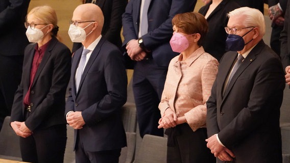 Bundespräsident Frank-Walter Steinmeier (r-l), seine Ehefrau Elke Büdenbender, Hamburgs Erster Bürgermeister Peter Tschentscher (SPD) und seine Ehefrau Eva Maria Tschentscher beim Benefizkonzert des Bundespräsidenten in der Elbphilharmonie. Bundespräsident Frank-Walter Steinmeier (r-l), seine Ehefrau Elke Büdenbender, Hamburgs Erster Bürgermeister Peter Tschentscher (SPD) und seine Ehefrau Eva Maria Tschentscher beim Benefizkonzert des Bundespräsidenten in der Elbphilharmonie. © dpa Foto: Marcus Brandt