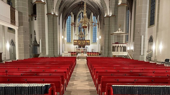 Blick auf den Altar der Nordheimer Kirche St. Sixti, im Vordergrund rote Bestuhlung © NDR / Ulrike Hennigsen Foto: Ulrike Hennigsen