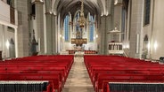 Blick auf den Altar der Nordheimer Kirche St. Sixti, im Vordergrund rote Bestuhlung © NDR / Ulrike Hennigsen Foto: Ulrike Hennigsen
