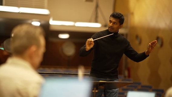 Leslie Suganandarajah dirigert © Screenshot NDR 