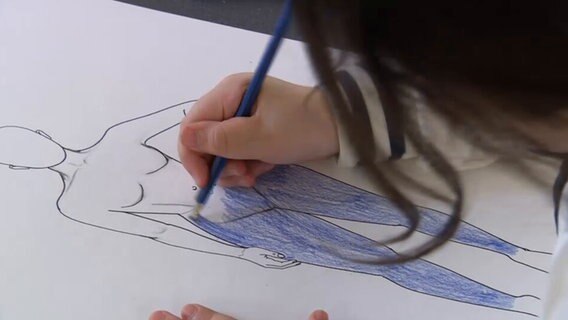 Ein Kind malt eine Figur aus © NDR Screenshot 