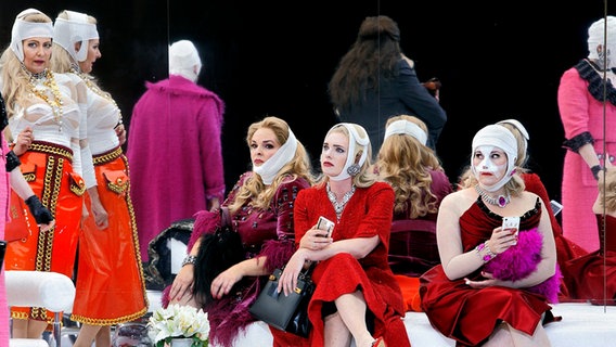 Stephanie Houtzeel (von links nach rechts) alsSiegrune, Kelly God (Gerhilde), Katie Stevenson (Rossweisse) und Daniela Köhler (Helmwige) in Wagners "Walküre". Stephanie Houtzeel (von links nach rechts) alsSiegrune, Kelly God (Gerhilde), Katie Stevenson (Rossweisse) und Daniela Köhler (Helmwige) in Wagners "Walküre". © picture alliance/dpa/Festspiele Bayreuth Foto: Enrico Nawrath