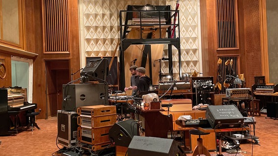 Blick ins Studio von Nils Frahm, im Hintergrund das Klavins M450, das höchste Klavier der Welt. Blick ins Studio von Nils Frahm, im Hintergrund das Klavins M450, das höchste Klavier der Welt. © Ben Czernek Foto: Ben Czernek