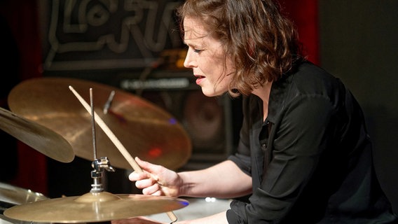 Die Schlagzeugerin Eva Klesse an ihrem Instrument © picture alliance/dpa/SWR | Sally Lazic 