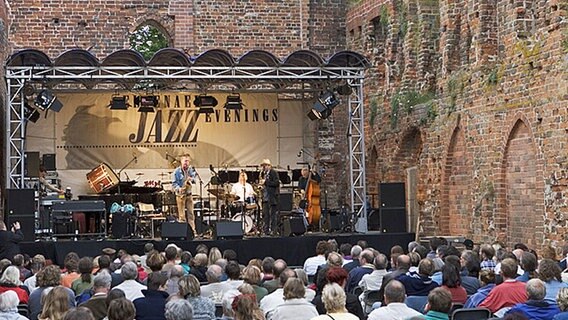 Jazz Evenings in der Klosterruine Eldena © picture alliance / imageBROKER Foto: Sabine Lubenow