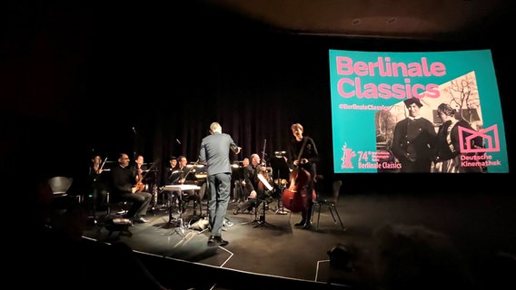 Musiker der Berliner Philharmoniker spielen beim Stummfilmkonzert in Berlin live zu "Kohlliesels Töchter" Musiker der Berliner Philharmoniker spielen beim Stummfilmkonzert in Berlin live zu "Kohlliesels Töchter" © NDR Foto: Patricia Batlle