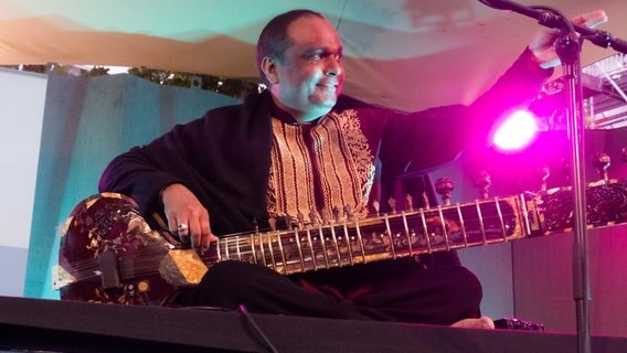 Ashraf Sharif Khan beim Kultursommer Special © NDR.de Foto: Jennifer Philipp
