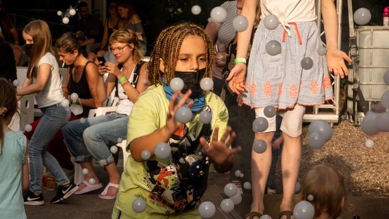 Kind mit Seifenblasen beim Kultursommer Special © NDR.de Foto: Jennifer Philipp