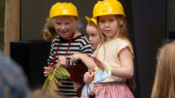 Kinder mit Bauarbeiterhelm beim Kultursommer Special © NDR.de Foto: Jennifer Philipp