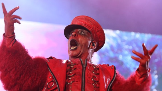 Rammstein-Frontsänger Till Lindemann bei einem Auftritt in Mexiko © picture alliance / Photoshot 