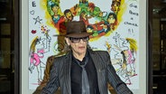 Der Musiker Udo Lindenberg steht im Bundesrat in Berlin vor seinem Gemälde "Wir ziehen in den Frieden". © dpa Foto: Tine Acke
