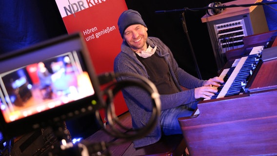 Lutz Krajenski sitzt an der Hammond-Orgel © NDR.de Foto: Claudius Hinzmann